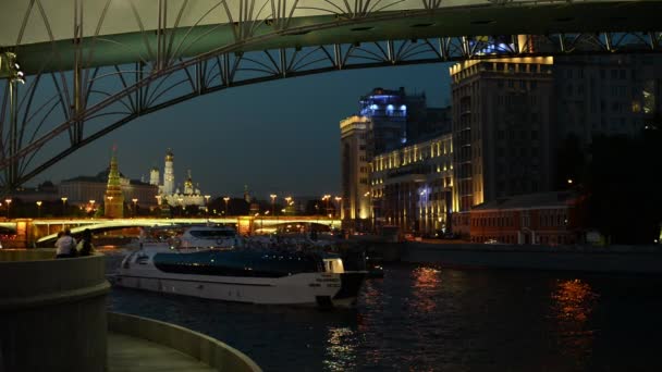 01.09.2016 Noite de Moscou. Um aterro de Bersenevskaya. Navegação no rio Moscou . — Vídeo de Stock