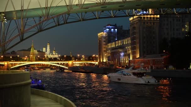 01.09.2016 večerní Moskva. Bersenevskaya nábřeží. Navigace na řece Moskva. — Stock video