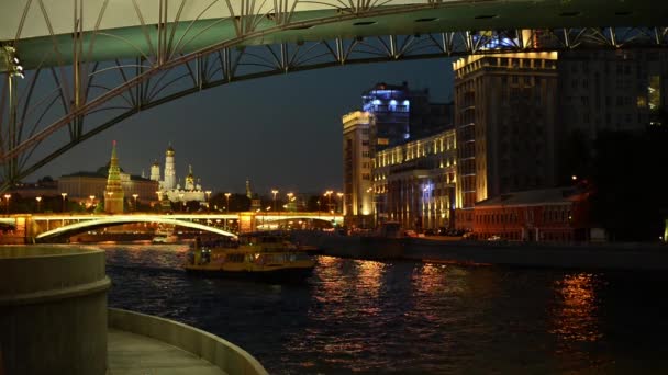 01.09.2016 este Moszkva. Bersenevskaya-töltés. Navigáció a Moszkva-folyó. — Stock videók