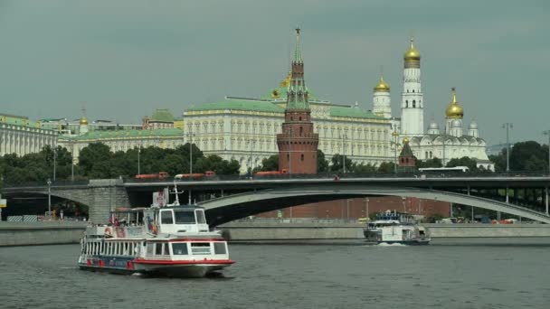 06.08.2016 Moskou. Navigatie op de Moskou-rivier. — Stockvideo