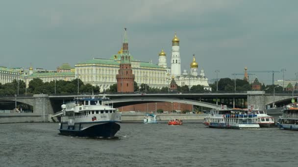 06.08.2016 Moskva. Navigace na řece Moskva. — Stock video