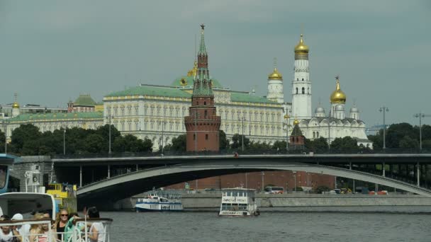 06.08.2016 Moskva. Navigace na řece Moskva. — Stock video