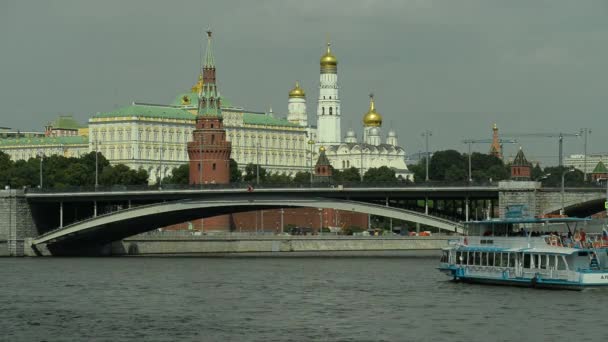 06.08.2016 Moskva. Navigering på floden Moskva. — Stockvideo