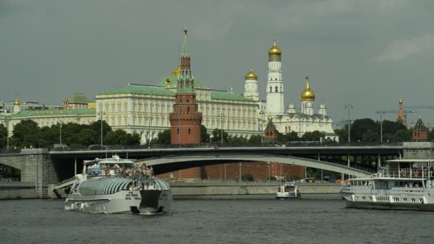 06.08.2016 Moskau. Schifffahrt auf dem Moskauer Fluss. — Stockvideo