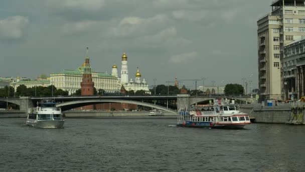 06.08.2016 Moskva. Navigering på floden Moskva. — Stockvideo