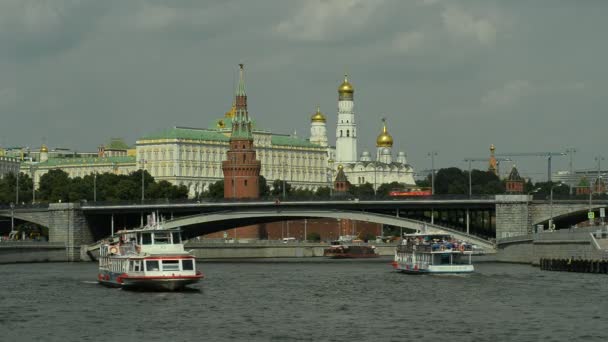 06.08.2016 Moskva. Navigering på floden Moskva. — Stockvideo