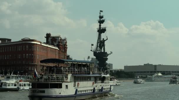 06.08.2016 Moscow. Bersenevskaya embankment. View of the Moscow River. — Stock Video