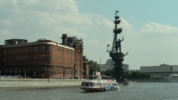 06.08.2016 Moscow. Bersenevskaya embankment. View of the Moscow River. — Stock Video