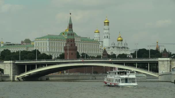 06.08.2016 Moskou. Navigatie op de Moskou-rivier. — Stockvideo