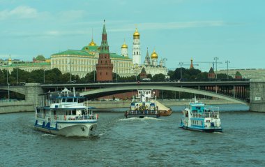    Moskova. Moskova Nehri üzerinde gezinti.