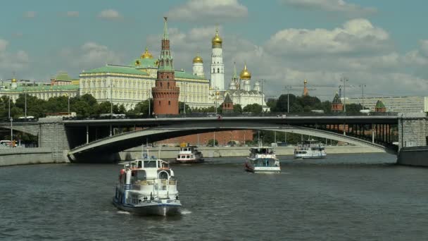 10.08.2016 Moskva. Navigering på floden Moskva. — Stockvideo