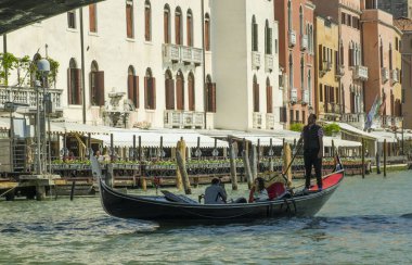 18.04.2019. İtalya. Venedik. Büyük Kanal 'da Gondolcu.