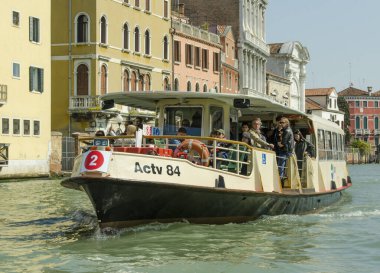 18.04.2019. İtalya. Venedik. Büyük Kanal 'daki Vaporetto.