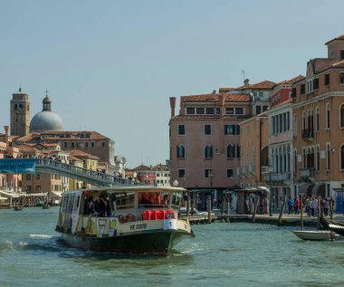 18.04.2019. İtalya. Venedik. Büyük Kanal 'daki Vaporetto.