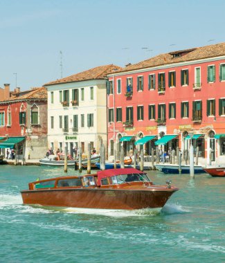 18.04.2019. İtalya. Venedik. Murano adasındaki kanalda su taksisi.