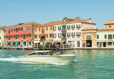 18.04.2019. İtalya. Venedik. Murano adasındaki kanalda su taksisi.