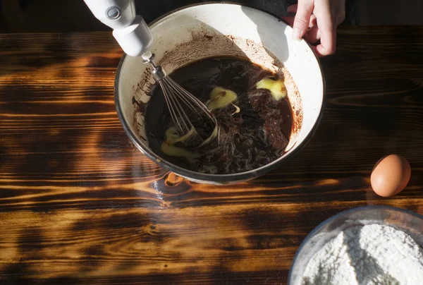 Chokladdeg med vispgrädde. Hand blanda ingredienserna i en paj i en skål med en mixer. — Stockfoto