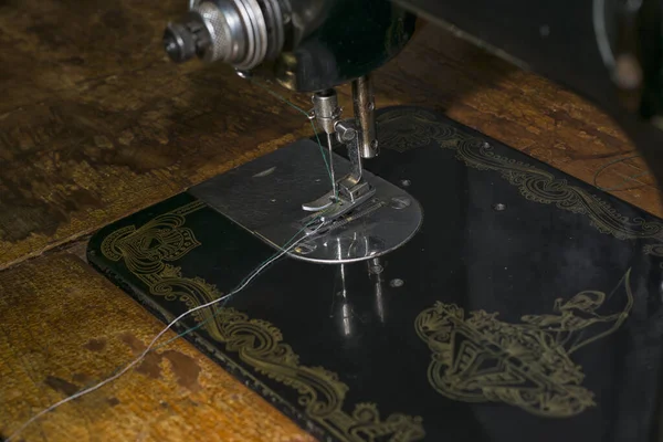 Mecanismo de movimento de tecido e agulha com um pé de uma máquina de costura vintage — Fotografia de Stock