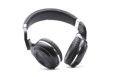 Beyaz arkaplanda kablosuz bluetooth kulaklık