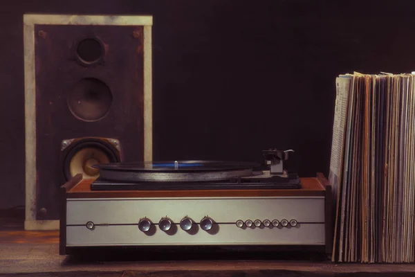 Siyah arka planda klasik turntable ses sütunu ve vinil plaklar. Retro biçimi
