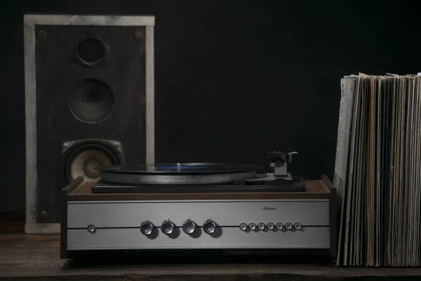 Ročník gramofon audio sloupec a vinyl záznamy na černém pozadí. Retro styl — Stock fotografie