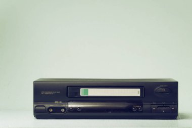 Vhs video kaydedicisi arka planda hafif bir film efekti üzerine video kaset kaydedici.