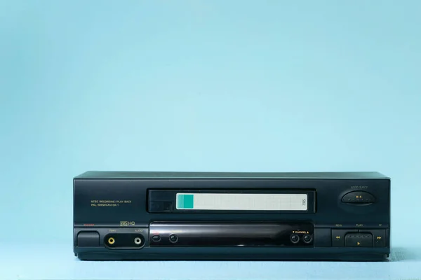 Vhs Videorecorder Retro-Videorecorder mit Videokassette auf einer hellen Hintergrundansicht — Stockbild Vhs Videorecorder Retro-Videorecorder mit Videokassette auf hellem Hintergrund . — Stockfoto