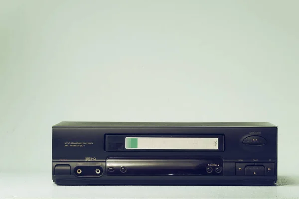 Videoregistratore VHS Videoregistratore retrò con videocassetta su un effetto pellicola di sfondo chiaro . — Foto Stock