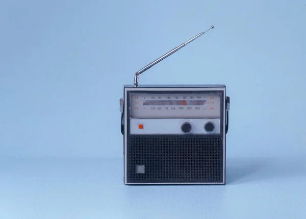 Vintage tranzystor Longwave kompaktowe radio na niebieskim tle — Zdjęcie stockowe