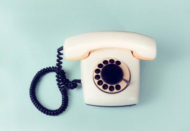 Mavi arkaplanda disk çevirmeli Retro telefon seti, film efekti