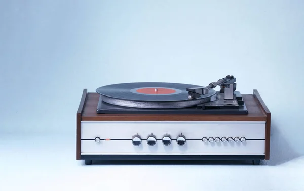 Mavi arka planda klasik müzik çalar ve vinil plak. Retro biçimi