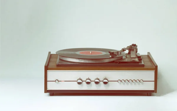 Vintage record player and vinyl record on a blue background. Retro style — Stock Photo, Image