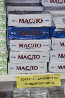 Tezgahta tereyağı paketleri ve Rusça yazıtlar var.