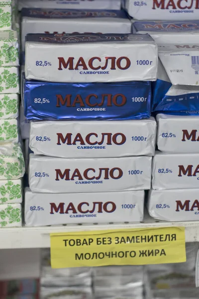 Tezgahta tereyağı paketleri ve Rusça yazıtlar var.