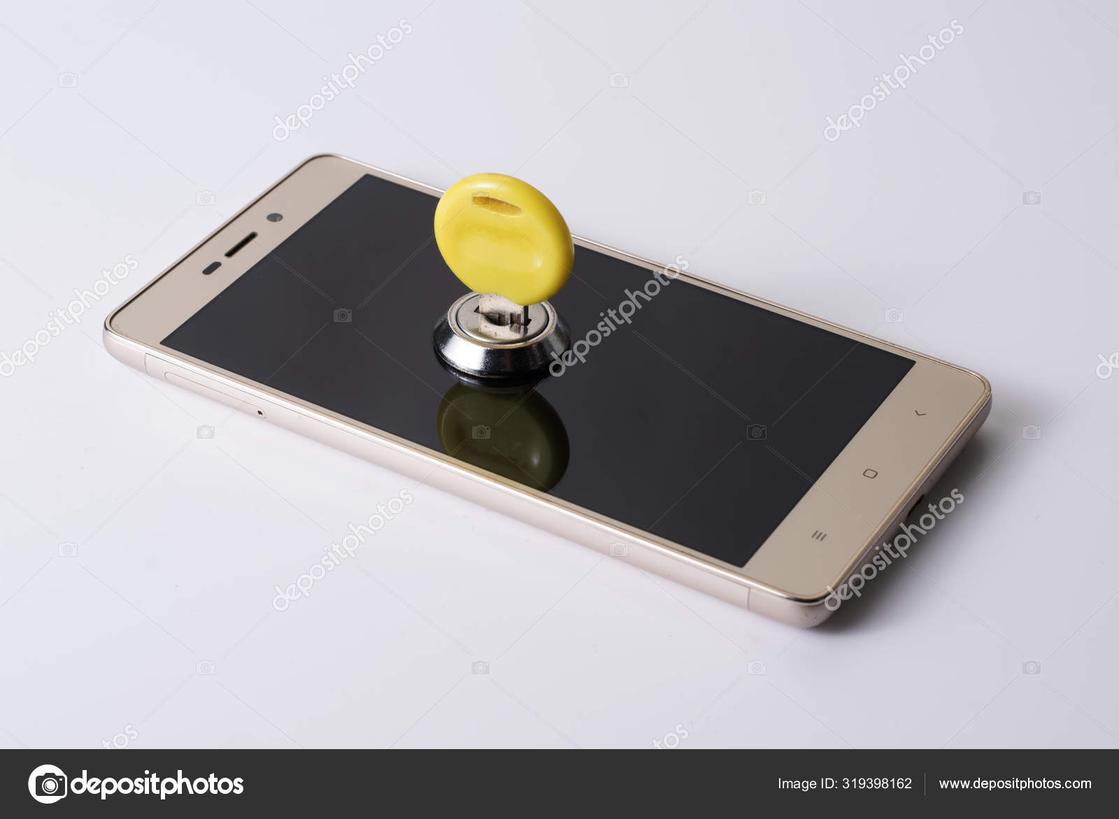 Herunterladen - Smartphone mit Schloss, Datenschutzkonzept, Sicherheitsschlüssel. zuverlässiger Schutz vor Hackerangriffen. — Stockbild Smartphone mit Schloss, Datenschutzkonzept, Verschlüsselungsschlüssel-Sicherheit. zuverlässiger Schutz vor Hackerangriffen. — Stockfoto