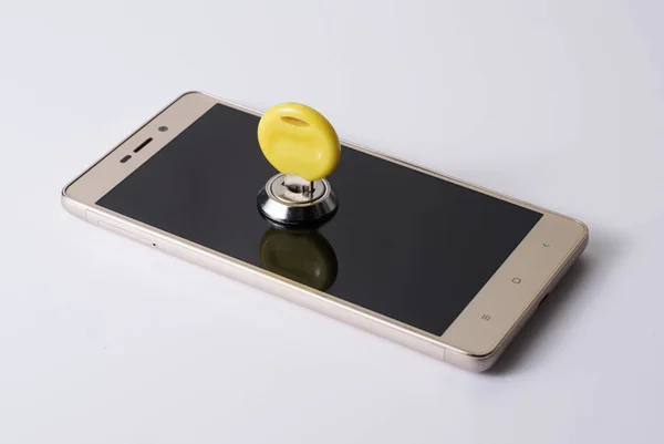 Kilitli akıllı telefon, gizlilik konsepti, şifreleme anahtarı güvenliği. Hackerlar tarafından hacklenmeye karşı güvenilir bir koruma.