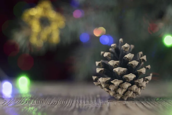 Sammansättning från ett stilleben för jul- och nyårshelgen. Fir kottar, kransar och ljus, samt en julgran med julpynt — Stockfoto