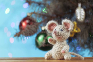 Yeni yılın sembolü olan küçük fare, yeni yıl kompozisyonunun arka planında bunu kendin yap..