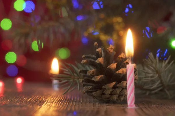 Sammansättning från ett stilleben för jul- och nyårshelgen. Fir kottar, kransar och ljus, samt en julgran med julpynt — Stockfoto