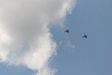 Bulutlu gökyüzünde uçan iki askeri uçak