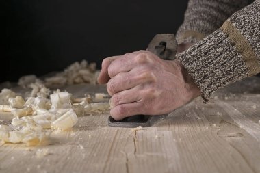 Doğramacılık. Doğal ahşap mobilya panelini elle planlamak.