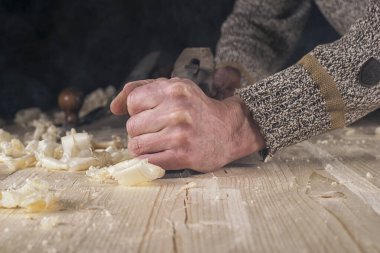 Doğramacılık. Doğal ahşap mobilya panelini elle planlamak.