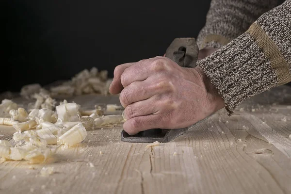 Menuiserie. Rabotage d'un panneau de meubles en bois naturel avec raboteuse manuelle — Photo