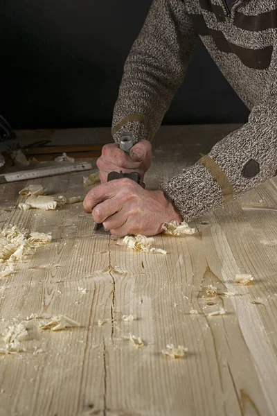 Menuiserie. Rabotage d'un panneau de meubles en bois naturel avec raboteuse manuelle — Photo