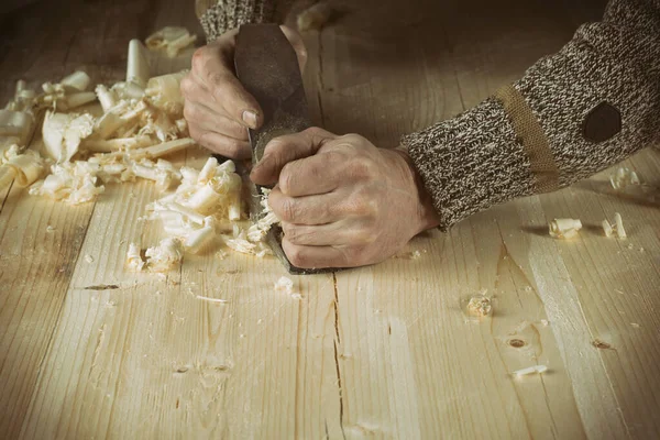 Menuiserie. Rabotage d'un panneau de meubles en bois naturel avec raboteuse manuelle — Photo