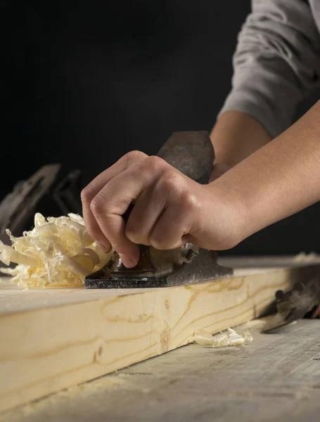 Menuiserie. Rabotage d'un panneau de meubles en bois naturel avec raboteuse manuelle — Photo