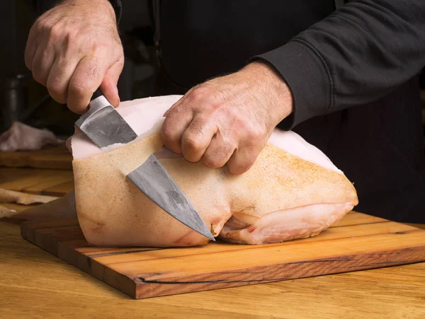 Cocinero Corta Gran Cuchillo Jamón Cerdo Una Tabla Cortar — Foto de Stock