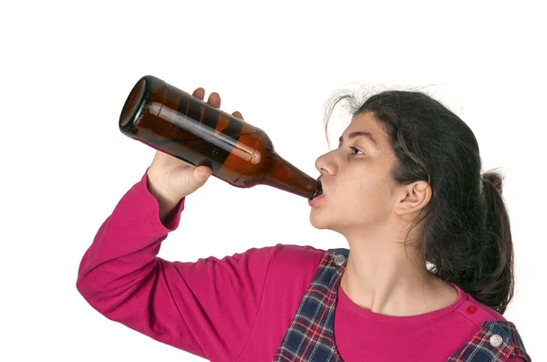 Tiener Meisje Heldere Kleren Drinkt Uit Hals Van Een Fles — Stockfoto