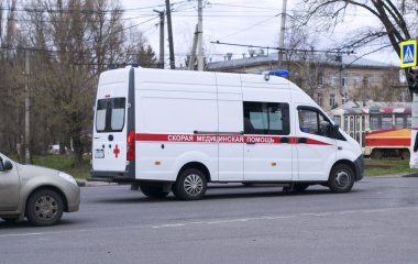 Ambulans şehirde geziyor. Rus ambülansındaki yazıda...