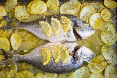 Limon ve patates fırında tepsi altın balık ızgara. Akdeniz deniz ürünleri